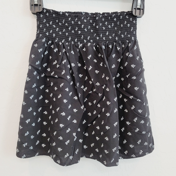 Mossimo Ebony Leaf Print Skater Skirt Size Small - Picture 10 of 10